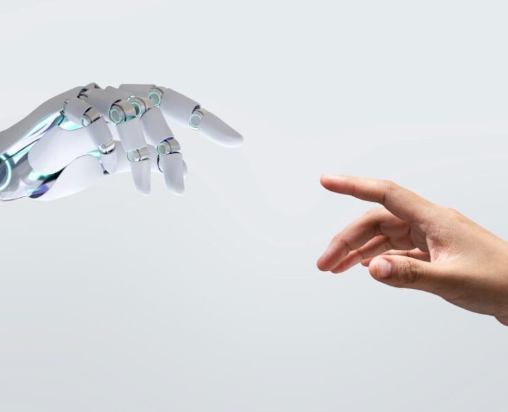 une main d'humain et de robot qui se rapprochent, IA relation client