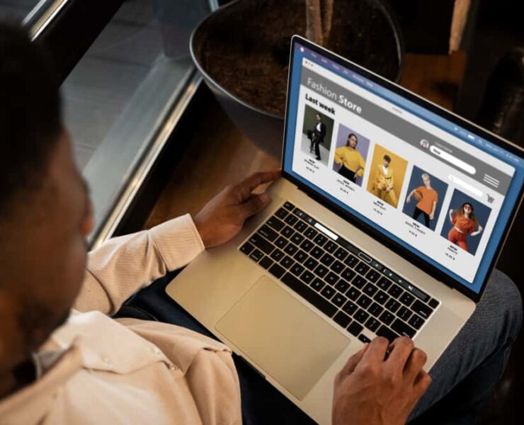 un homme qui tient un laptop sur ses genoux, site web professionnel