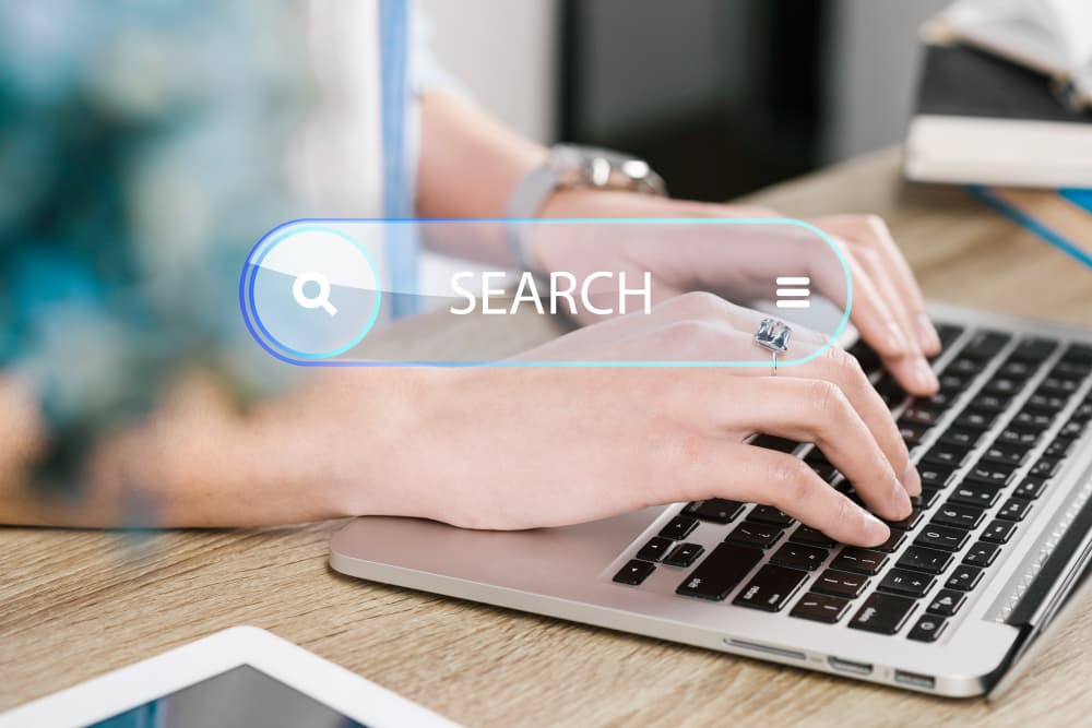 des mains qui tapent sur le clavier d'un ordinateur portable, GEO toulouse