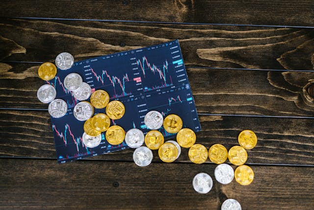 des pièces de monnaies posées sur un graphique sur une table n bois foncé, ROI marketing digital