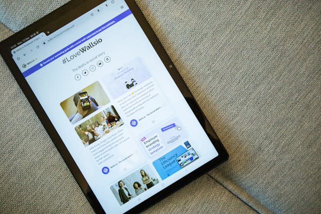 une tablette posée sur un support en textile gris clair, landing page vs site vitrine