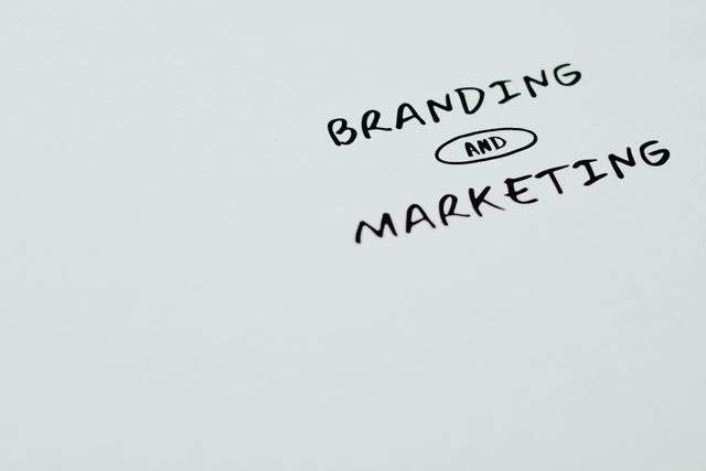 "Branding marketing" sur un fond blanc, agence de communication toulouse