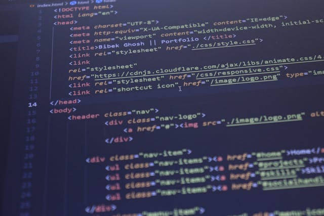 des codes sur un écran d'ordinateur, agence développement web toulouse