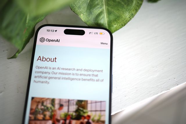 Page Abour d'OPenAi affichée sur l'écran d'un smartphone, comparatif IA