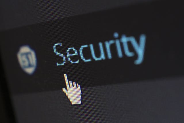 une souris d'ordinateur sur le bouton Sécurity, cybersécurité PME