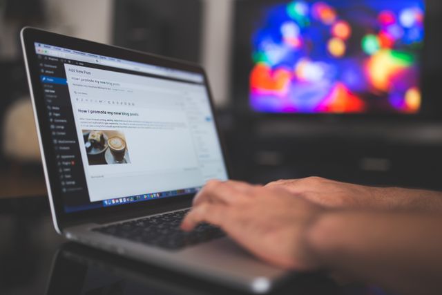 des mains qui tapent sur le clavir d'un ordinateur portable pour une maintenance WordPress
